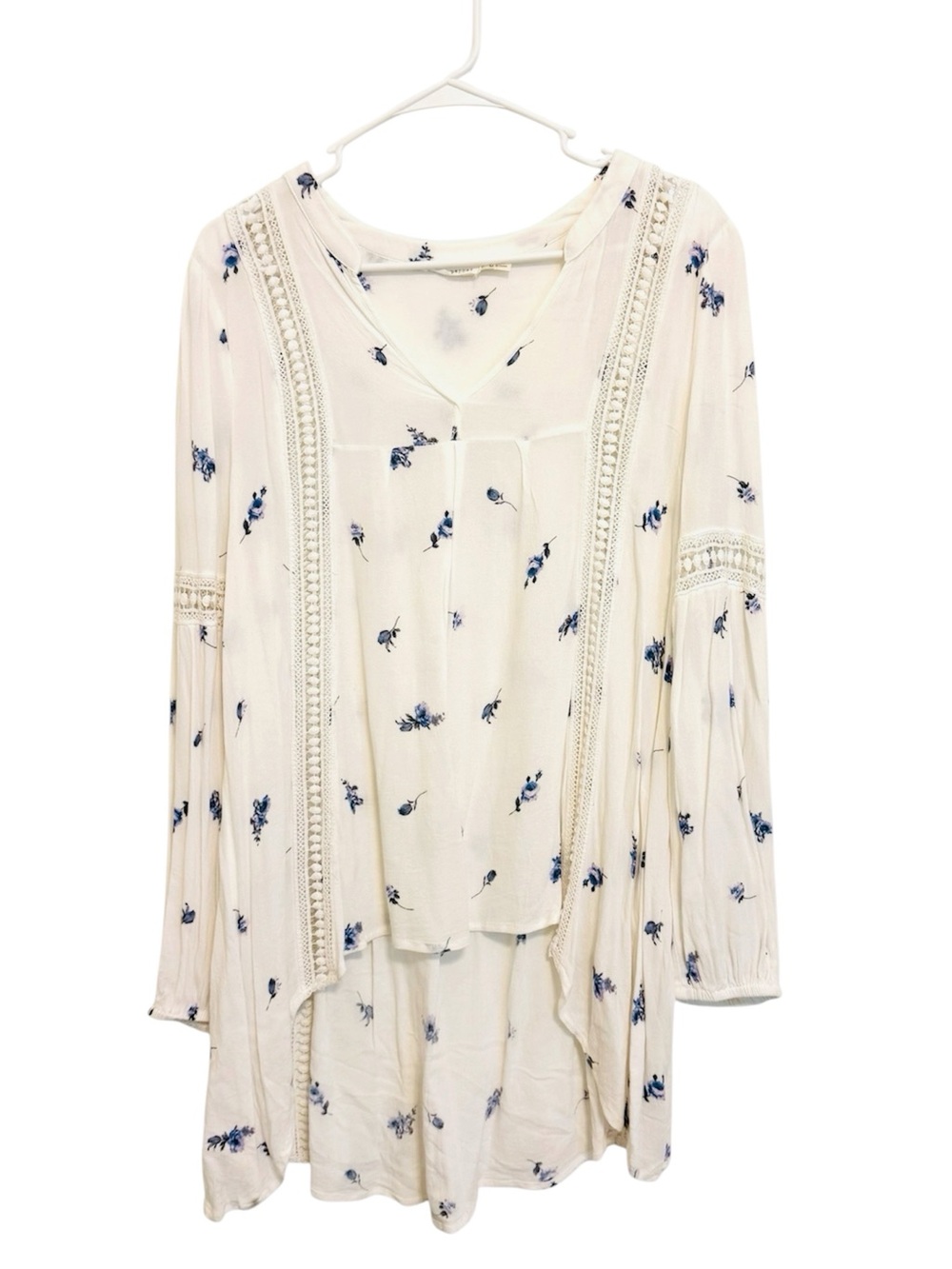2/$30 Blu Pepper White Blue Floral Lace Boho Tunic Top Medium Hi-Low Long Sleeve